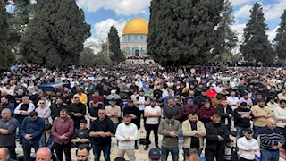 بين قيود الاحتلال وأجواء الهدنة.. الفلسطينيون يكسرون "حصار الأقصى" ويؤدون صلاة الجمعة