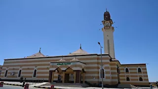 محافظ جنوب سيناء يؤدي صلاة الجمعة وسط المواطنين بمدينة الطور