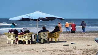 زحام وبـ"بيتش باجي".. إقبال على شاطئ بورسعيد في الجمعة الأخيرة قبل عيد الربيع