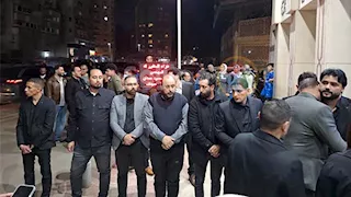 يارا السكري وأشرف زكي وعصام السقا يواسون محمود حمدان في عزاء والده