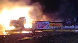 اشتعلت بهم السيارة.. إصابة شخصين في انقلاب شاحنة بطريق جنيفة بالسويس