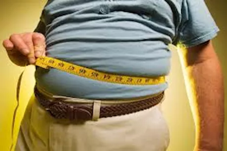 عادات غذائية خاطئة تظهر الكرش.. طبيب يحذر هؤلاء منها