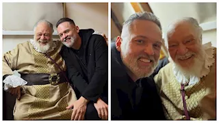 محمد محمود عبدالعزيز يزور يحيى الفخراني في كواليس "الملك لير"