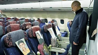 أطفال مدرسة "ميناب" يرافقون الوفد الإيراني إلى مفاوضات باكستان- صور