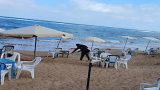 منع نزول البحر في العجمي وتحذيرات لرواد شواطئ غرب بالإسكندرية- صور