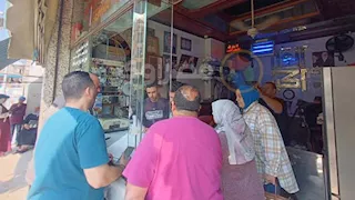 استعدادًا لشم النسيم.. إقبال كبير على محلات الفسيخ والرنجة بوسط البلد