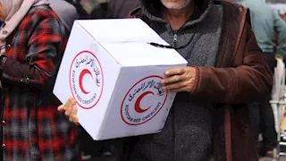 "من الإيد للإيد".. الهلال الأحمر يواصل جهوده لإيصال المساعدات الإنسانية للفلسطينيين -(صور)