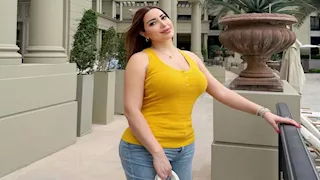 نسرين طافش تخطف الأنظار في دبي بإطلالة جريئة