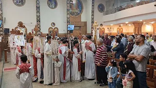 الكل أضاء الشموع.. أجواء احتفالية داخل كنائس المنيا في قداس عيد القيامة (فيديو وصور)