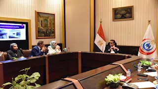 وزير الصحة يبحث تجهيز 50% من المستشفيات بنظام "كبسولة العمليات"