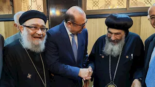 حلوى وورود.. مطران بورسعيد يستقبل المهنئين بعيد القيامة المجيد -صور