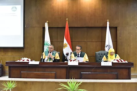 وزير الصحة يترأس مناقشة دكتوراه عن حوكمة الطوارئ بعين شمس