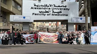 قافلة طبية لجامعة الإسكندرية تفحص 1021 مريضًا في كينج مريوط -صور