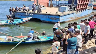 مصرع شخصين وإنقاذ طفل بعد سقوط سيارة من عبارة الشورانية بسوهاج