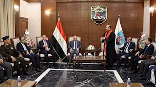 محافظ الإسماعيلية يزور الكنائس ويؤكد: "أعيادنا رمز لقوة معدن المصريين"