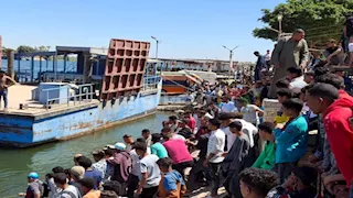 غلطة طفل أنهت حكاية عائلة.. كواليس مأساة سقوط سيارة من عبّارة المراغة في نيل سوهاج -فيديو وصور 