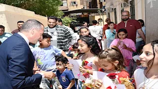 محافظ أسوان يوزع كروت تهنئة الرئيس و الهدايا على الأطفال بالكنائس -صور