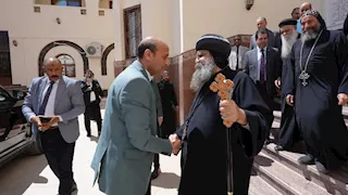 محافظ أسيوط يواصل جولاته بالكنائس لتقديم التهنئة بعيد القيامة المجيد -صور