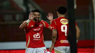 وسام أبو علي يهنئ طاهر محمد بعد هدفه في سموحة بالدوري المصري