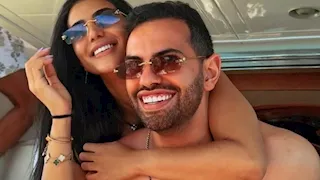 ريم سامي تخطف الأنظار بإطلالة صيفية رفقة زوجها على متن يخت