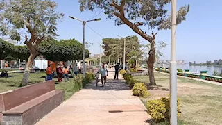 فسيخ وفطير مشلتت.. زحام مئات الأسر على كورنيش المنيا في يوم شم النسيم - فيديو وصور 