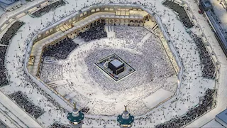 صور.. بدء أعمال صيانة الكعبة الشريفة