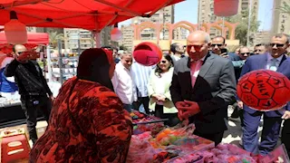 صور.. محافظ القاهرة يشارك المواطنين احتفالات شم النسيم بالحديقة الدولية