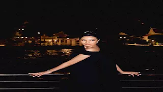  إطلالة أنيقة لـ ملكة جمال العالم 2025.. كيف ظهرت؟