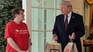 من هي "جدة دورداش"؟ ولماذا منحها ترامب 100 دولار وجعلها تشارك في مؤتمره عن إيران؟