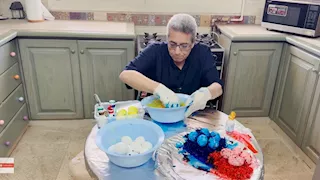 لأول مرة.. محمود سعد يشارك تجربة إعداد صينية شم النسيم والبيض الملون -(فيديو)