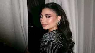  بوسي تتألق بفستان أنيق.. كيف نسقته؟