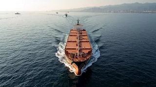 أول عبور منذ بدء الحصار.. ناقلة نفط مُعاقبة تخترق قيود هرم