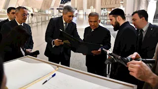 رئيس جمهورية تتارستان يزور المتحف المصري الكبير 