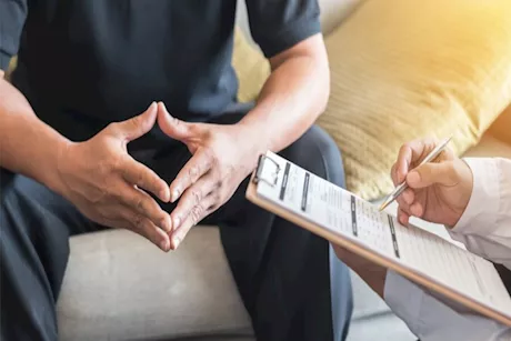 لماذا يقل إقبال الرجال على العلاج النفسي؟ استشاري يجيب 