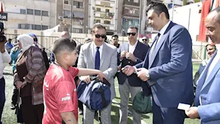محافظ بورسعيد يمنح أطفال بلا مأوى كارنيهات عضوية دائمة وشنط رياضية 