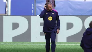 عشب متروبوليتانو يشعل مواجهة برشلونة وأتلتيكو مدريد