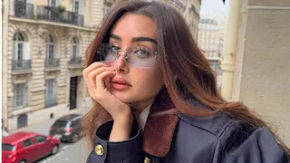 هنا الزاهد تتألق بإطلالة "كاجوال" أوروبية في شوارع باريس