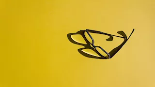 رغم تأخرها عن منافسيها.. آبل تستعد لمنافسة ميتا بـ4 تصاميم من نظاراتها الذكية