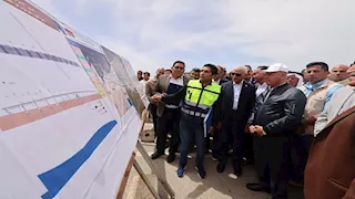 صور.. وزير النقل يتفقد مشروع قطار التنمية في سيناء بطول 500 كم