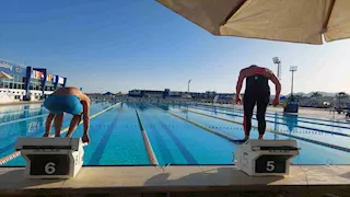 عمره 80 عاماً.. مسن يحصد بطولة العالم للسباحة بالزعانف بشرم الشيخ