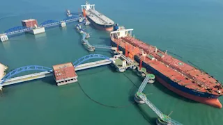 كانت متجهة إلى بندر عباس.. ما مصير السفينة الإيرانية التي احتجزتها البحرية الأمريكية؟