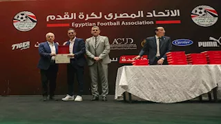 من المطالبة بإيقافه لـ"تكريم دولي".. أزمة الأهلي ومحمود وفا تشتعل