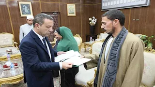 جبر خواطر أسر طنوب.. محافظ المنوفية يسلم تعويضات ضحايا حادث السادات