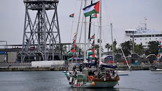 "أسطول الصمود العالمي" يبحر من برشلونة في محاولة جديدة للوصول إلى غزة