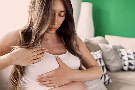 أعراض الحمل عن طريق الثدي- 8 علامات تظهر عند النساء بالصور
