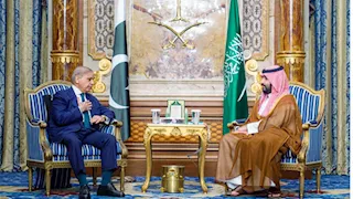 بعد وصوله إلى جدة.. ولي العهد السعودي يلتقي رئيس وزراء باكستان