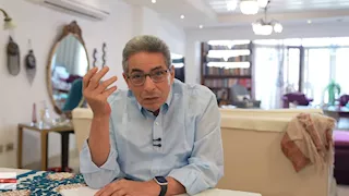 محمود سعد يكشف سر رفضه تعليق صور الراحلين داخل منزله