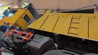 مصرع 3 أشخاص متأثرين بإصاباتهم في انقلاب سيارة رصف بالإسكندرية