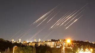 رشقات صاروخية ومسيّرات من لبنان تستهدف عدة بلدات في الجليل