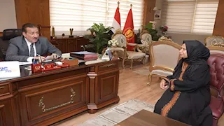 10 آلاف جنيه ومحل.. محافظ بورسعيد يدعم سيدة حملت ابنها على ظهرها 45 عامًا